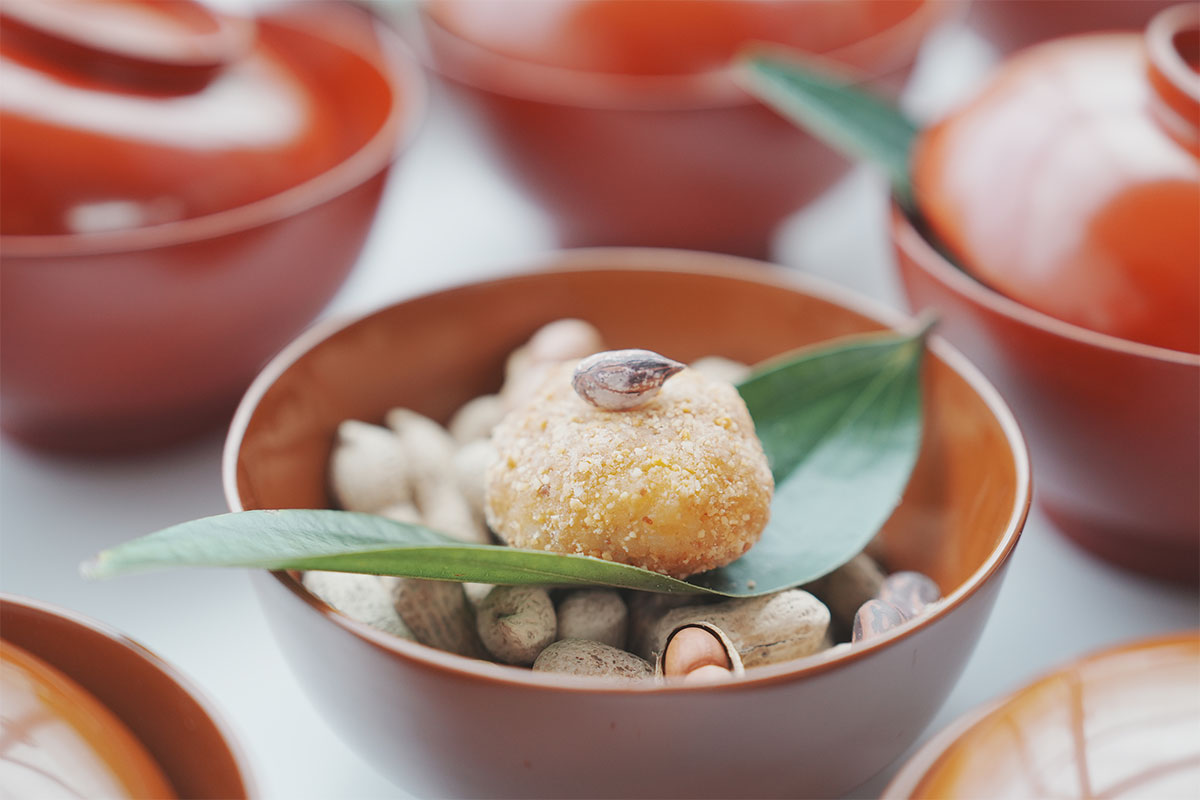 茶食從日本萩餅祭祖的習俗汲取靈感, <br>選用臺南 9 號與臺南 17 號虎斑花生, <br>以花生的樸實與茶的香氣,交織出一段屬於秋天的滋味。 1200-800-2