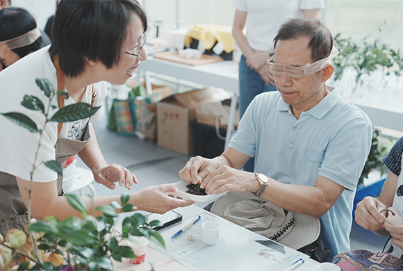 沒有了「視覺」的主導,<br>我們試著從「聽覺、嗅覺、觸覺、味覺」重新認識茶... 580-390-1