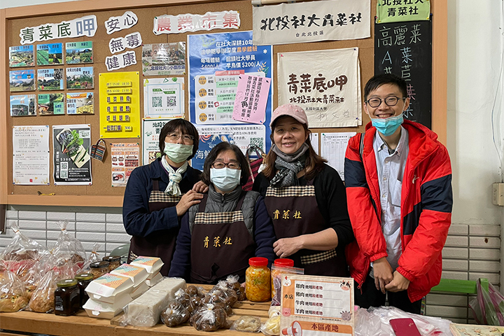 趙懷弟和幾位朋友成立社區大學青菜社,推廣在地友善耕作蔬菜。